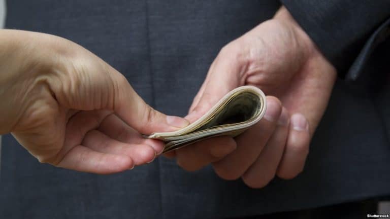 فساد ناشی از جهل یا فقدانِ اخلاقیات نیست؛ راه‌حلی‌ست که مردم برای دورزدنِ محدودیت‌ها اتخاذ می‌کنند.