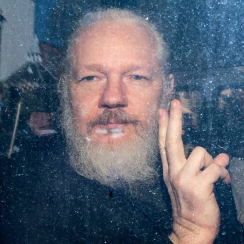 GettyImages-1136256458-assange-1555009153-e1555009219428