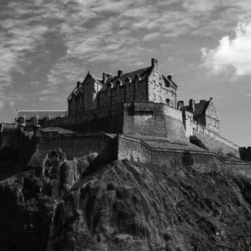 edinburgh_castle_by_cleallyfr-d5tuzi7