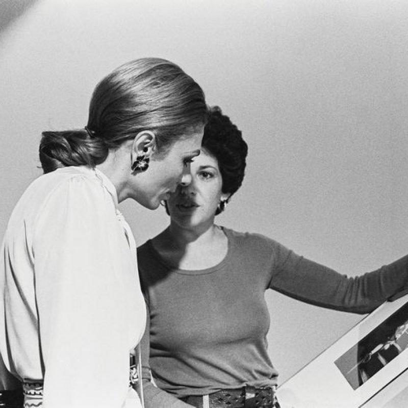 فرح پهلوی (چپ) و دانا استاین، اکتبر ۱۹۷۷